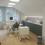 Fogorvosi rendelő általános világítás 60x60 cm méretű felületre szerelt ledpanel felhasználásával és egyedi magas fényáramú pultvilágítás