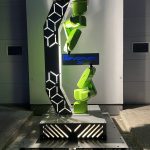 Világító robotkar szobor vállalati logó világítás egyedi terv alapján megvalósítva