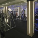 A megvalósított oszlopburkolatba süllyesztett szabályozható ledes világítás egy fitneszteremben Dali Eco rendszert használva fényerő-szabályozható