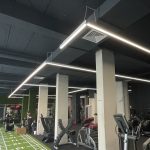 Edzőterem általános világítás sorolható 4000K színhőmérsékletű alumínium lámpákból nagy méretű komplex egyedi alakzatba függesztve felszerelve két körben kapcsolva kapcsolható