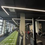 Edzőterem általános világítás sorolható 4000K színhőmérsékletű alumínium lámpákból nagy méretű komplex egyedi alakzatba függesztve felszerelve két körben kapcsolva kapcsolható