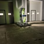 Világító robotkar szobor vállalati logó világítás egyedi terv alapján megvalósítva