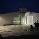 Világító robotkar szobor vállalati logó világítás egyedi terv alapján megvalósítva gyárcsarnok előtt
