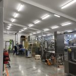 gyárcsarnok általános világítás 4000K színhőmérsékletű por- és páramentes lámpatestek használatával csarnok